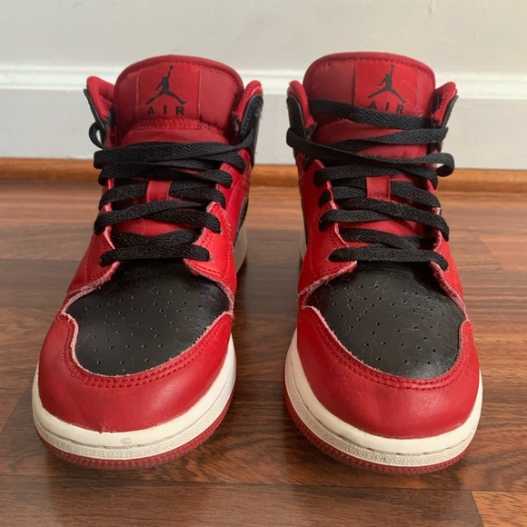 Air Jordan 1 Mid Reverse Bred 554725 660 GS Size 5.5Y Fits Women 7 - Picture 1 of 6